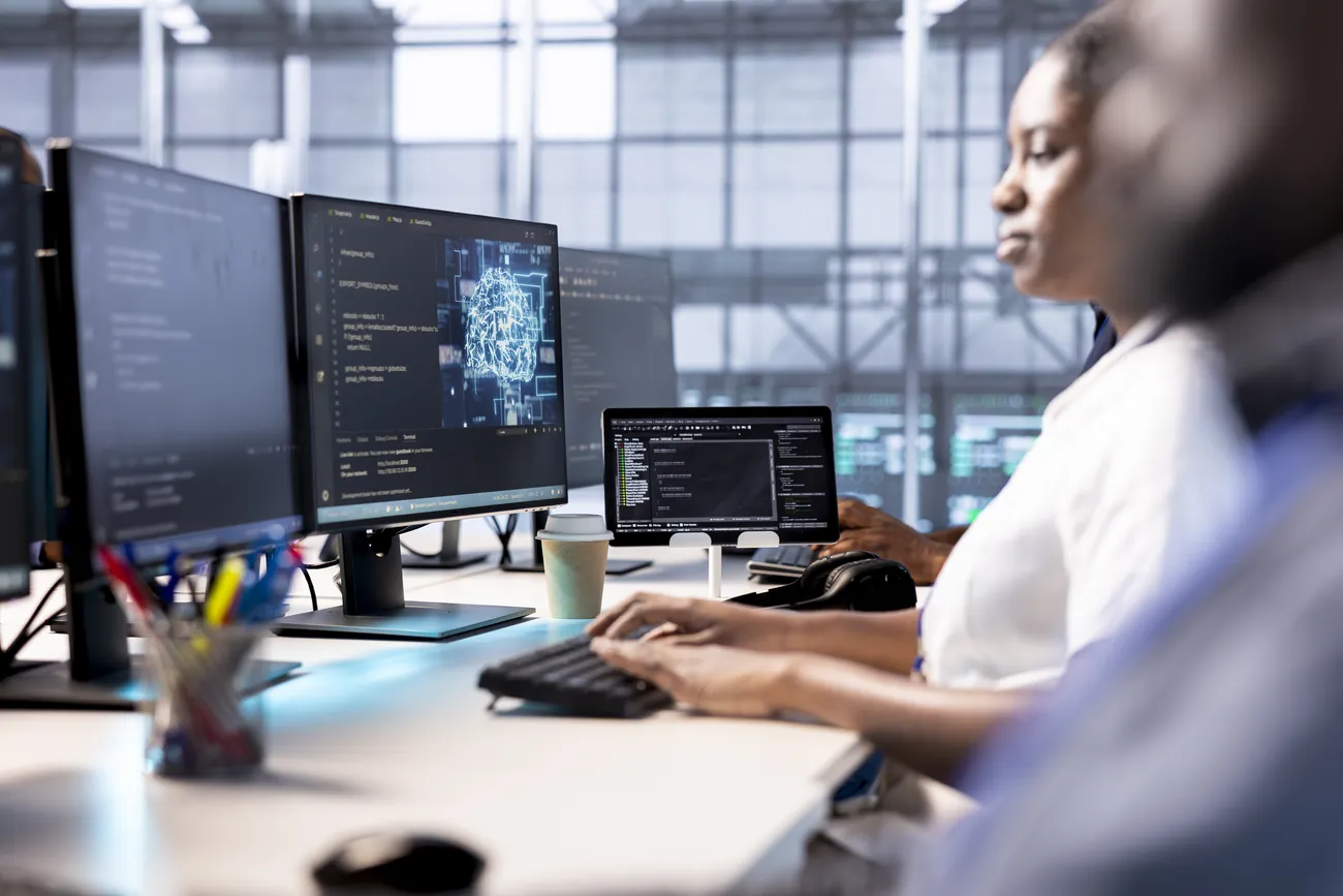 trabalhador-de-centro-de-dados-usando-modelos-computacionais-de-inteligencia-artificial_result